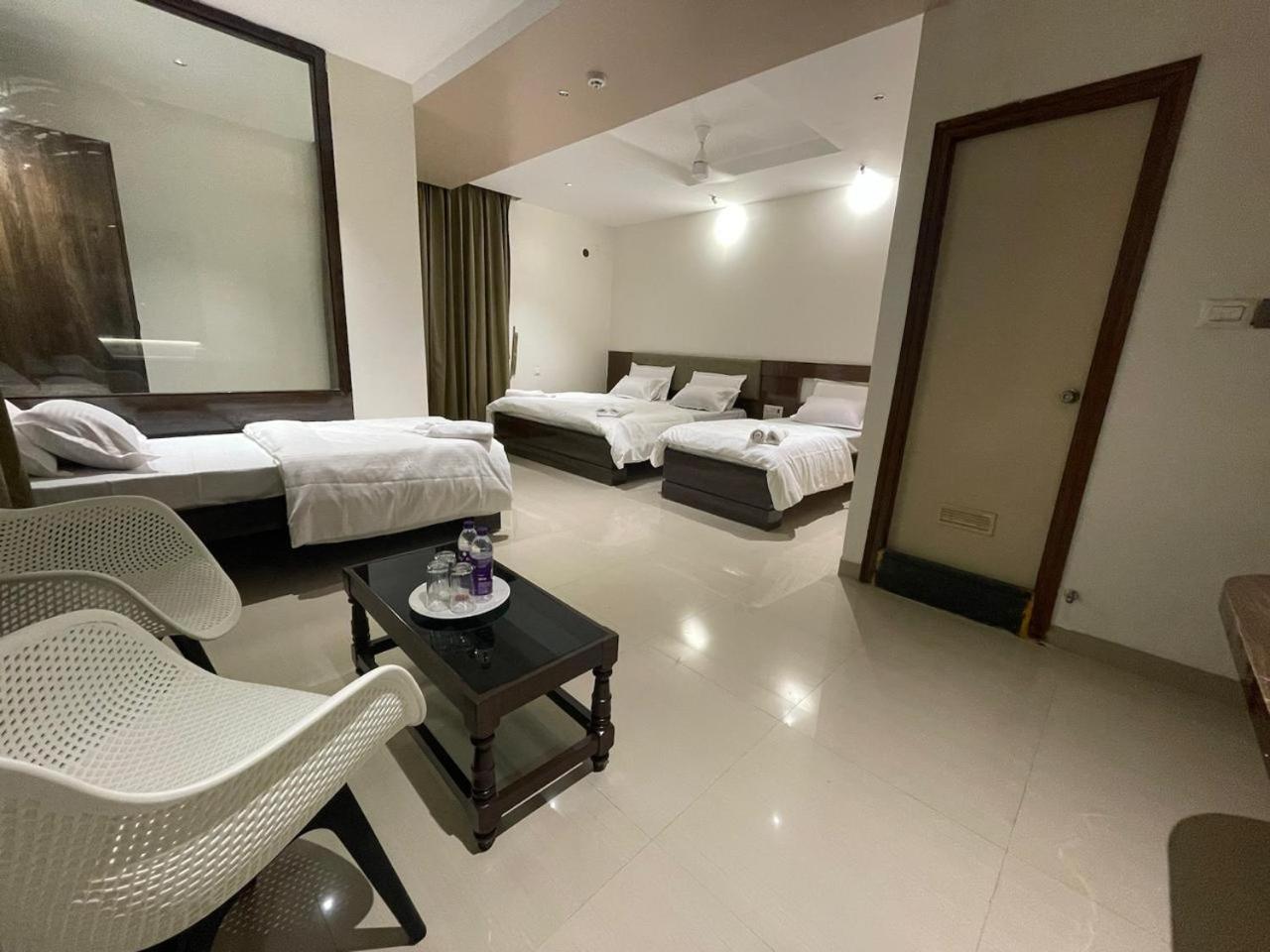 Model Grand Inn Ballari Zewnętrze zdjęcie