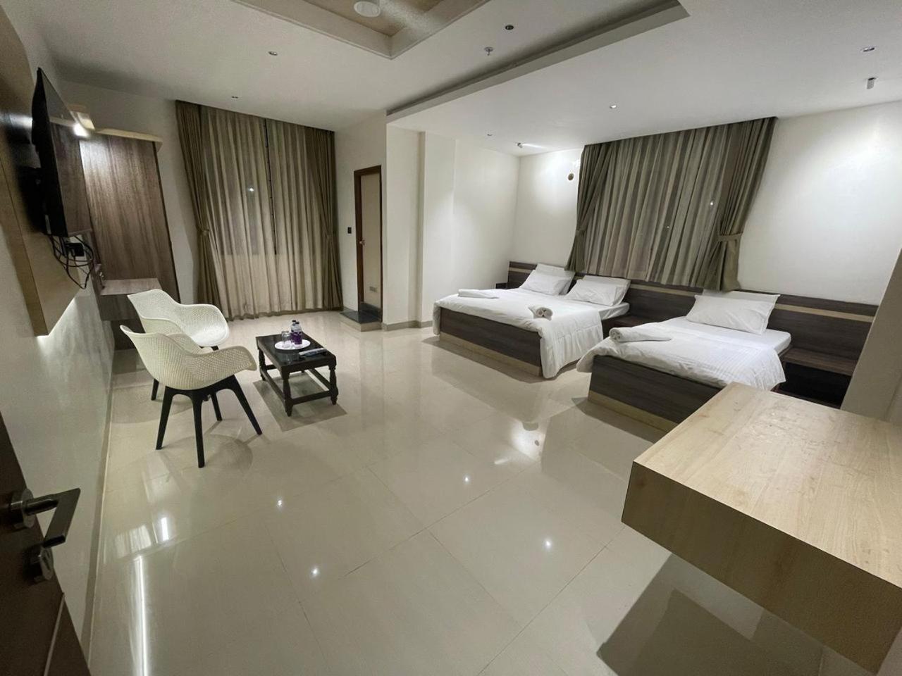 Model Grand Inn Ballari Zewnętrze zdjęcie