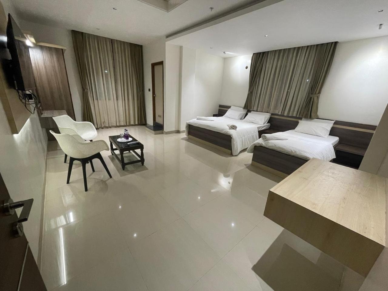 Model Grand Inn Ballari Zewnętrze zdjęcie