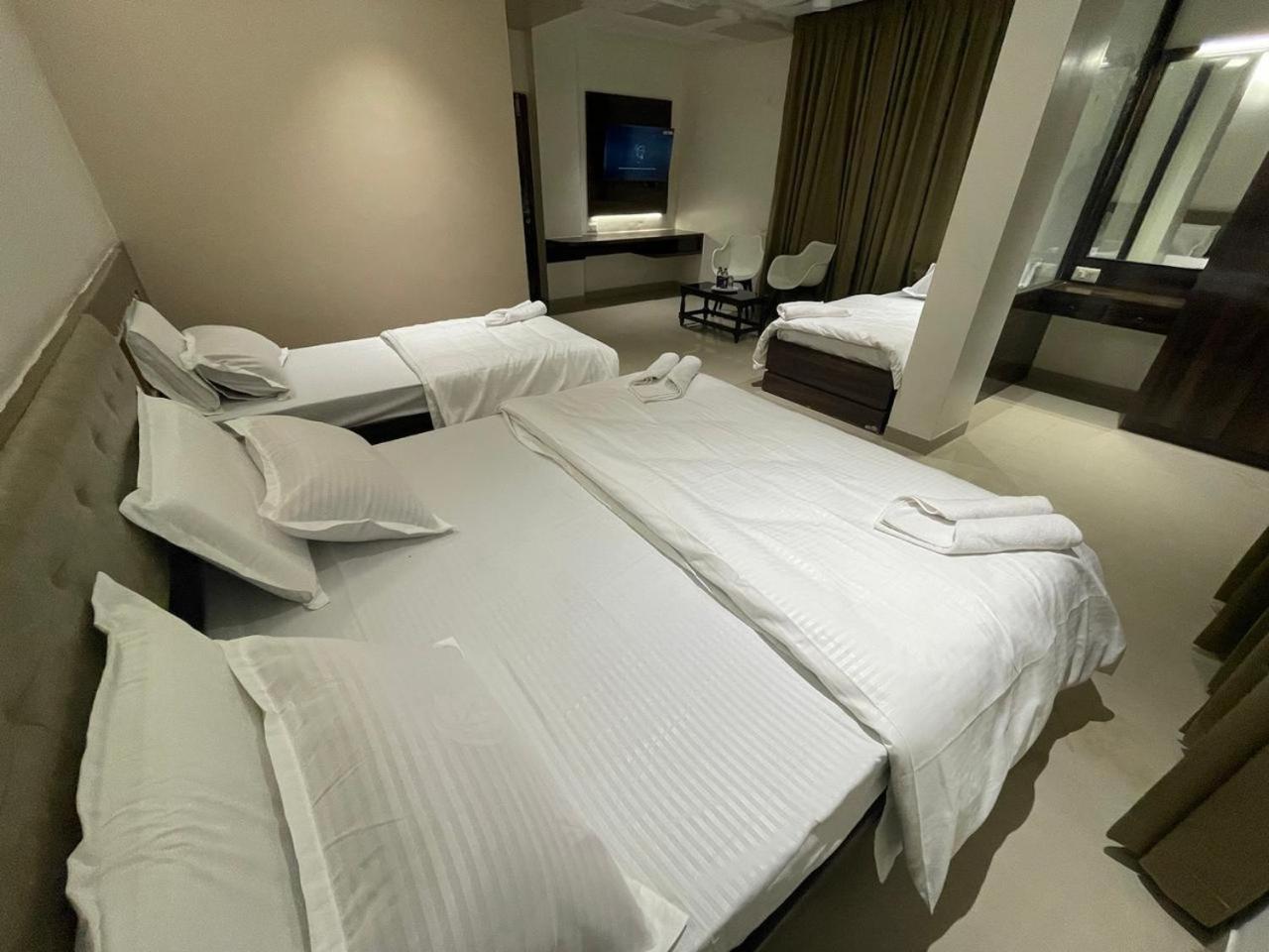 Model Grand Inn Ballari Zewnętrze zdjęcie