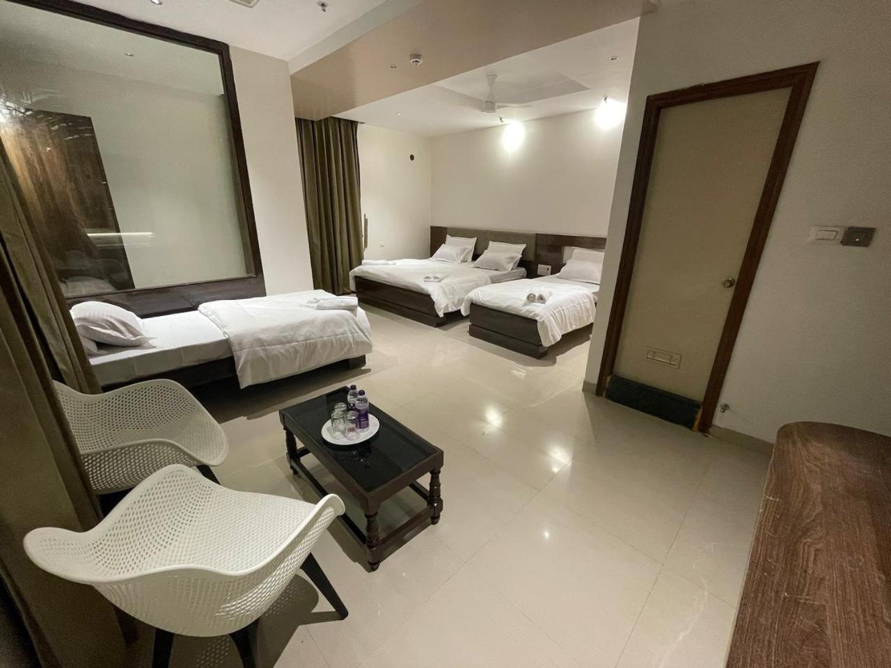 Model Grand Inn Ballari Zewnętrze zdjęcie