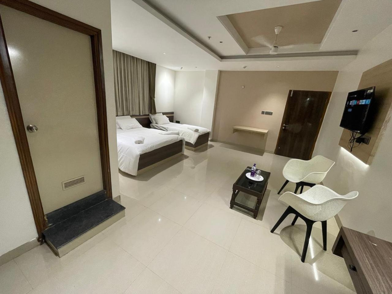 Model Grand Inn Ballari Zewnętrze zdjęcie