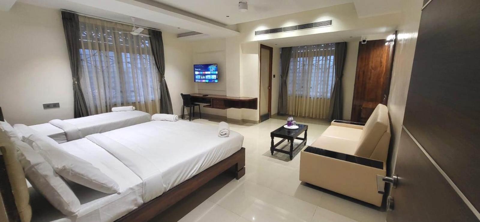 Model Grand Inn Ballari Zewnętrze zdjęcie