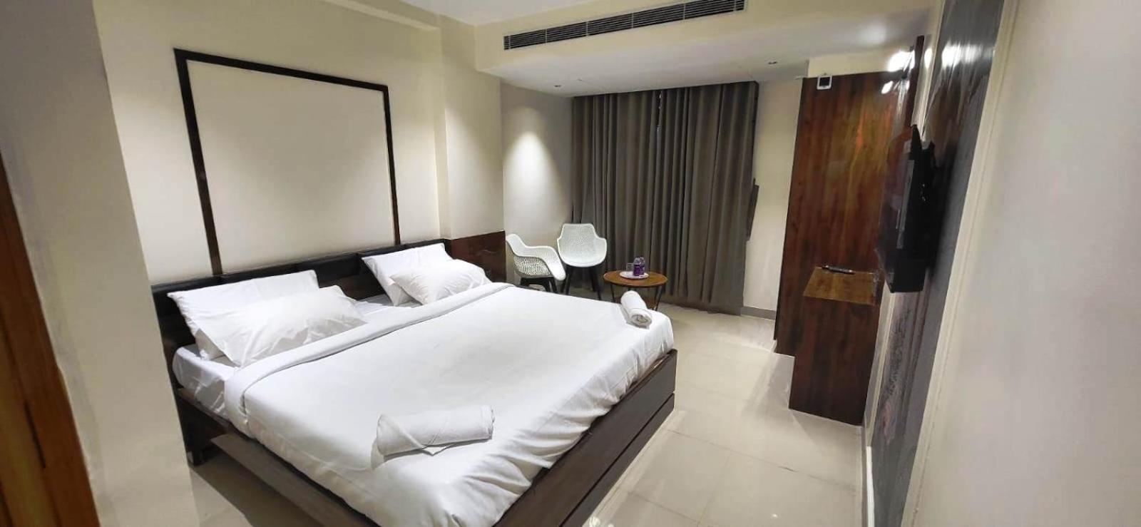 Model Grand Inn Ballari Zewnętrze zdjęcie